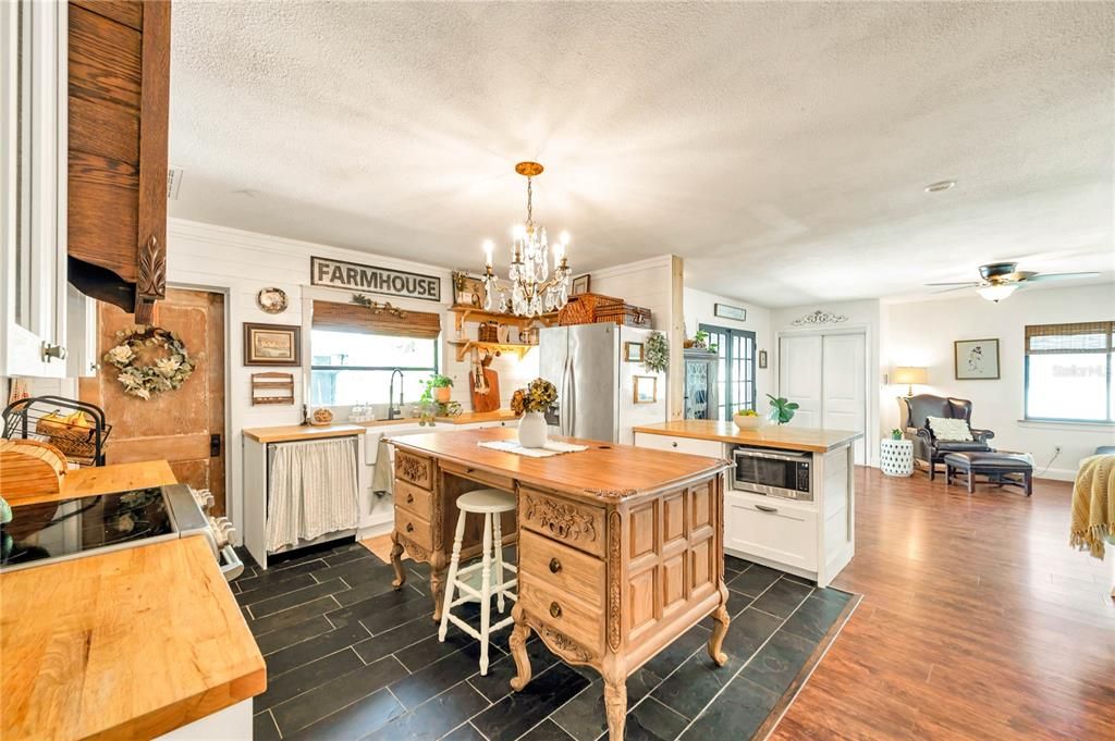 For Rent: $2,450 (3 beds, 2 baths, 1995 Square Feet)