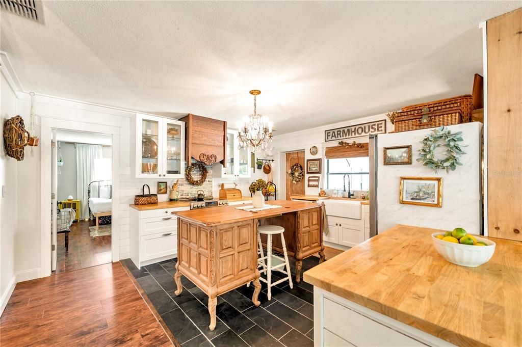 For Rent: $2,450 (3 beds, 2 baths, 1995 Square Feet)