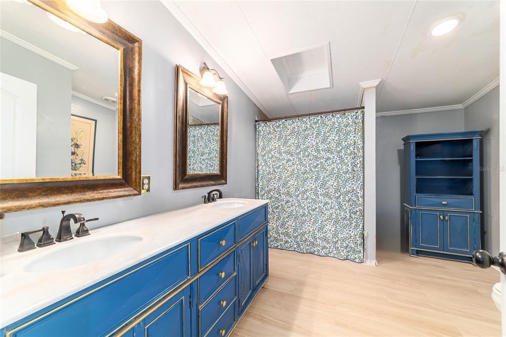 For Sale: $349,900 (3 beds, 2 baths, 1670 Square Feet)