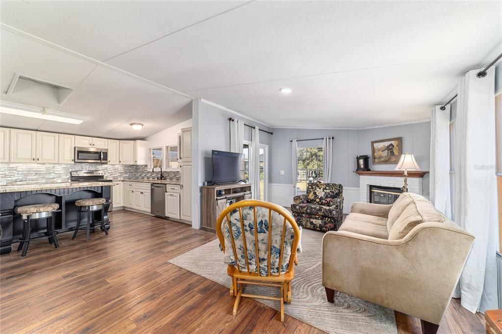 For Sale: $349,900 (3 beds, 2 baths, 1670 Square Feet)