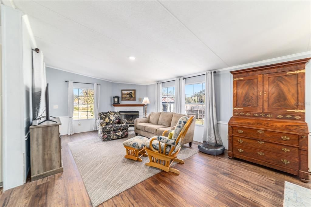 For Sale: $349,900 (3 beds, 2 baths, 1670 Square Feet)