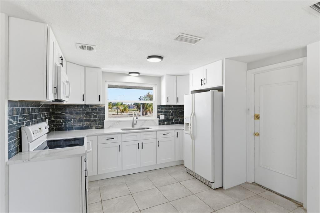 For Sale: $205,000 (2 beds, 2 baths, 1096 Square Feet)