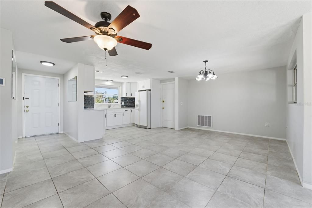 For Sale: $205,000 (2 beds, 2 baths, 1096 Square Feet)