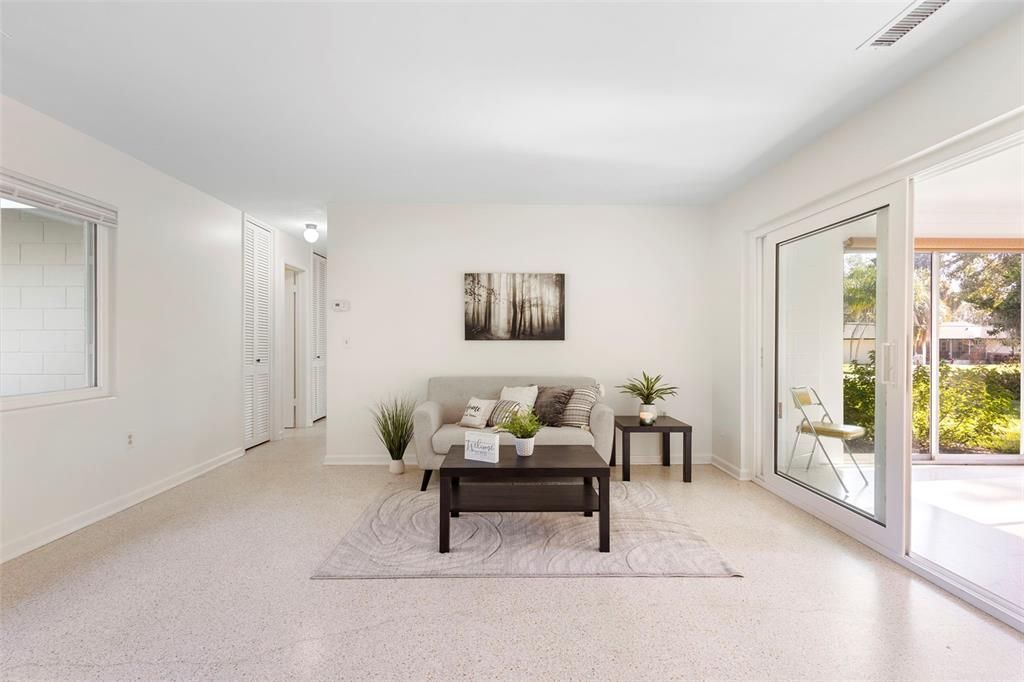 待售: $450,000 (2 贝兹, 2 浴室, 1589 平方英尺)