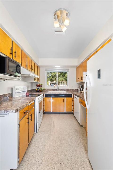 待售: $450,000 (2 贝兹, 2 浴室, 1589 平方英尺)