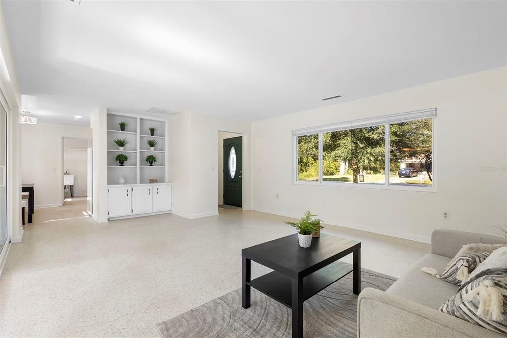 待售: $450,000 (2 贝兹, 2 浴室, 1589 平方英尺)