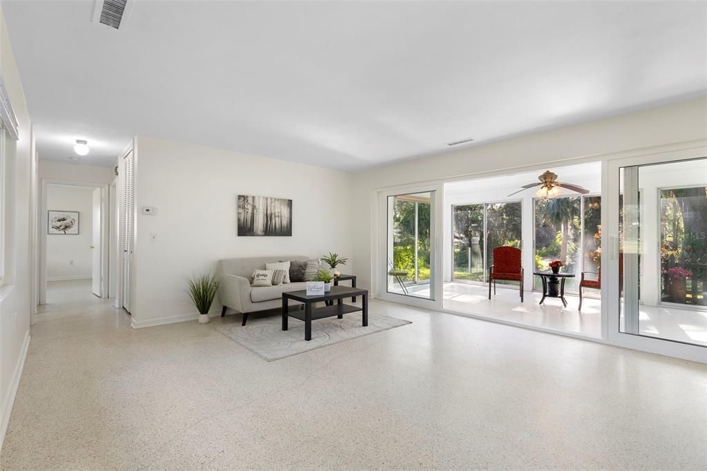 待售: $450,000 (2 贝兹, 2 浴室, 1589 平方英尺)