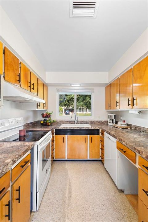 待售: $450,000 (2 贝兹, 2 浴室, 1589 平方英尺)