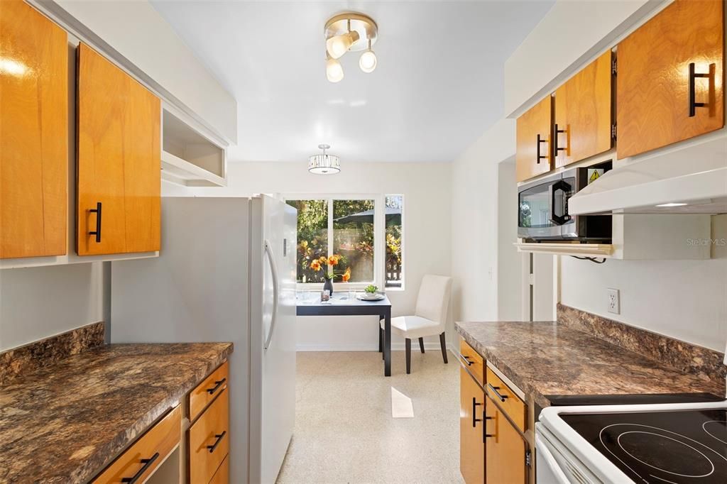 待售: $450,000 (2 贝兹, 2 浴室, 1589 平方英尺)