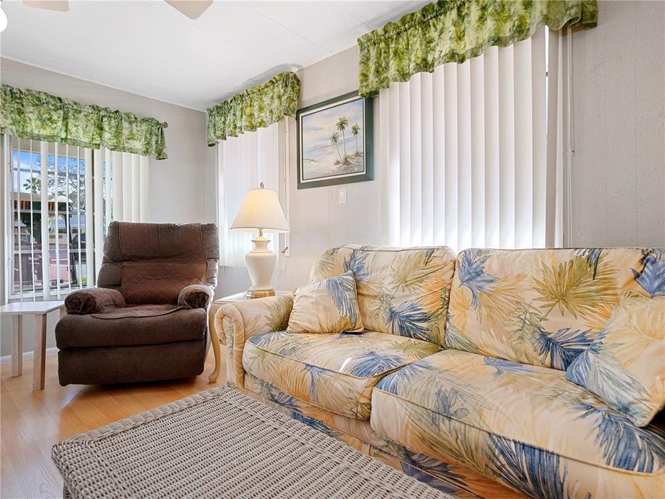 待售: $125,000 (2 贝兹, 1 浴室, 744 平方英尺)