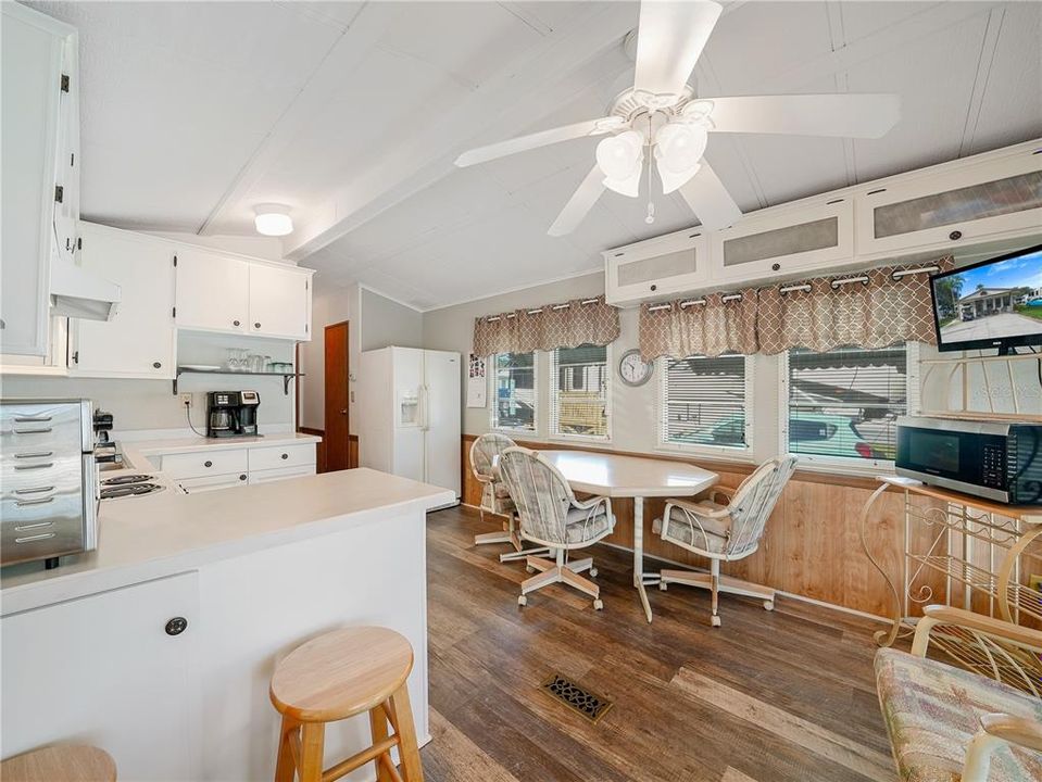 待售: $125,000 (2 贝兹, 1 浴室, 744 平方英尺)