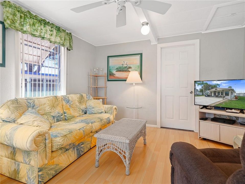 待售: $125,000 (2 贝兹, 1 浴室, 744 平方英尺)