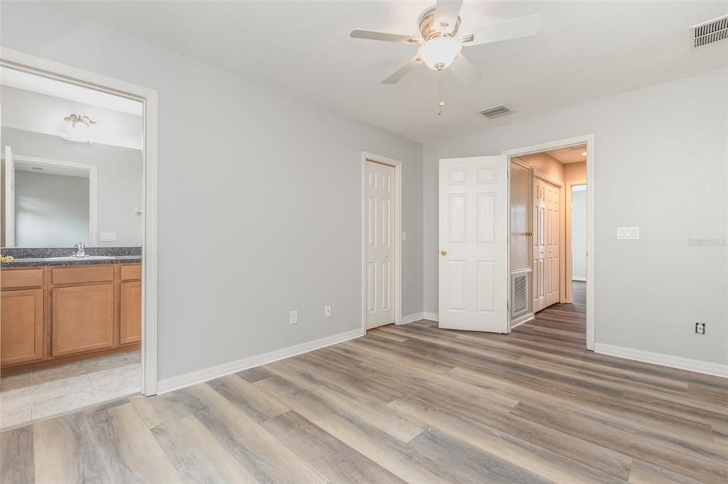 待售: $259,990 (2 贝兹, 2 浴室, 1003 平方英尺)