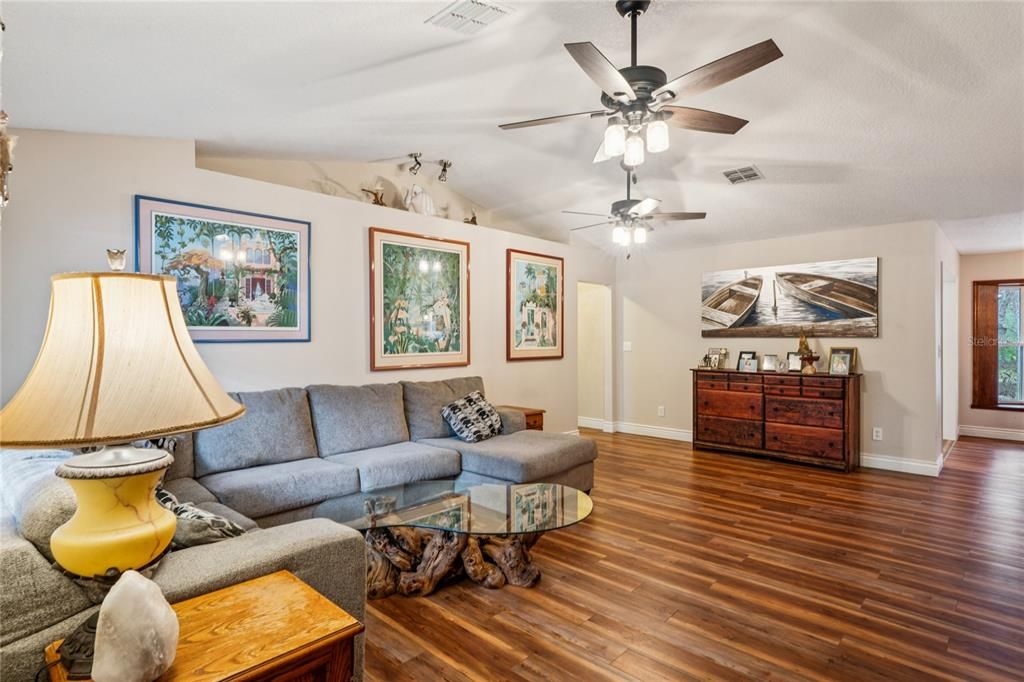 En Venta: $569,900 (3 camas, 2 baños, 1948 Pies cuadrados)