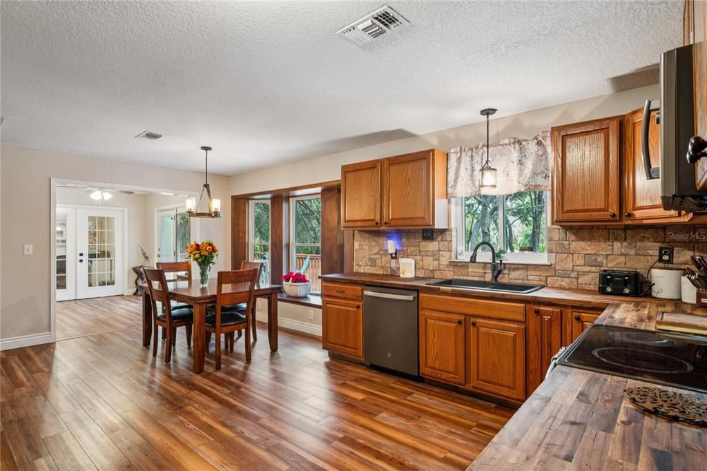 En Venta: $569,900 (3 camas, 2 baños, 1948 Pies cuadrados)