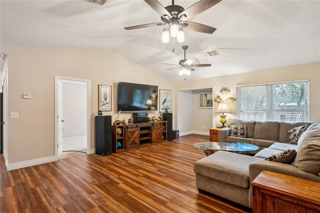 En Venta: $569,900 (3 camas, 2 baños, 1948 Pies cuadrados)