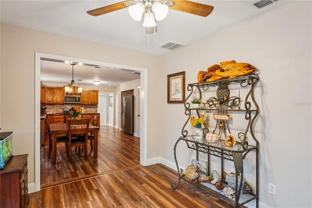 En Venta: $569,900 (3 camas, 2 baños, 1948 Pies cuadrados)