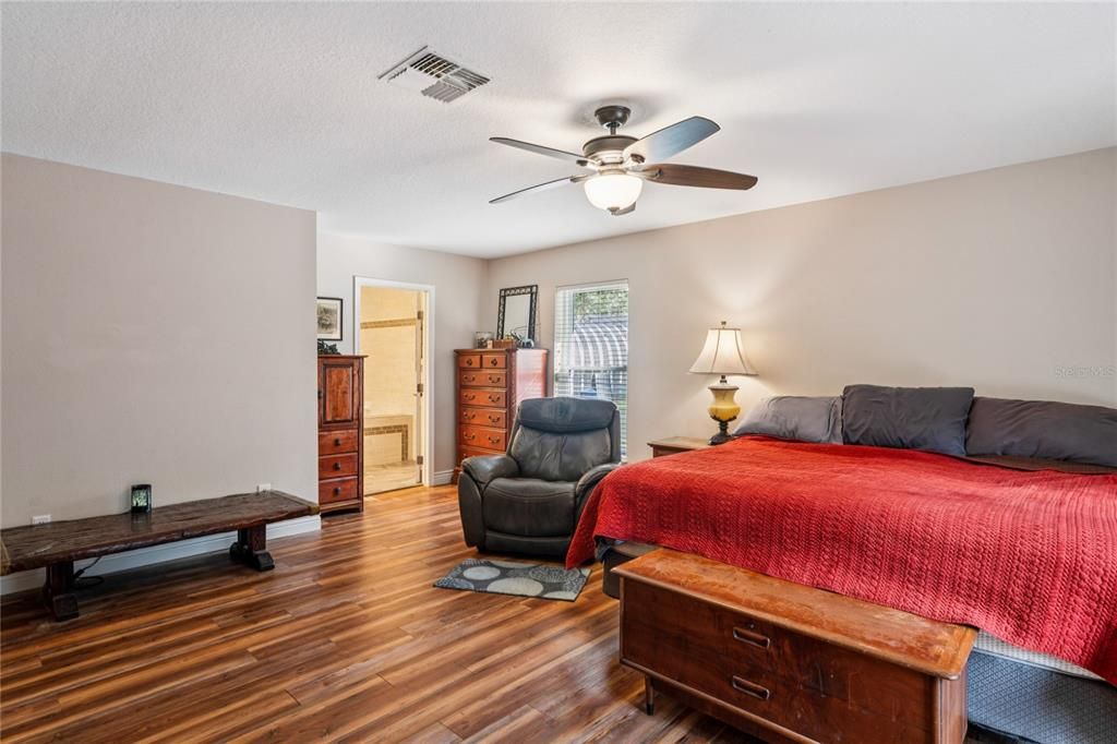 En Venta: $569,900 (3 camas, 2 baños, 1948 Pies cuadrados)