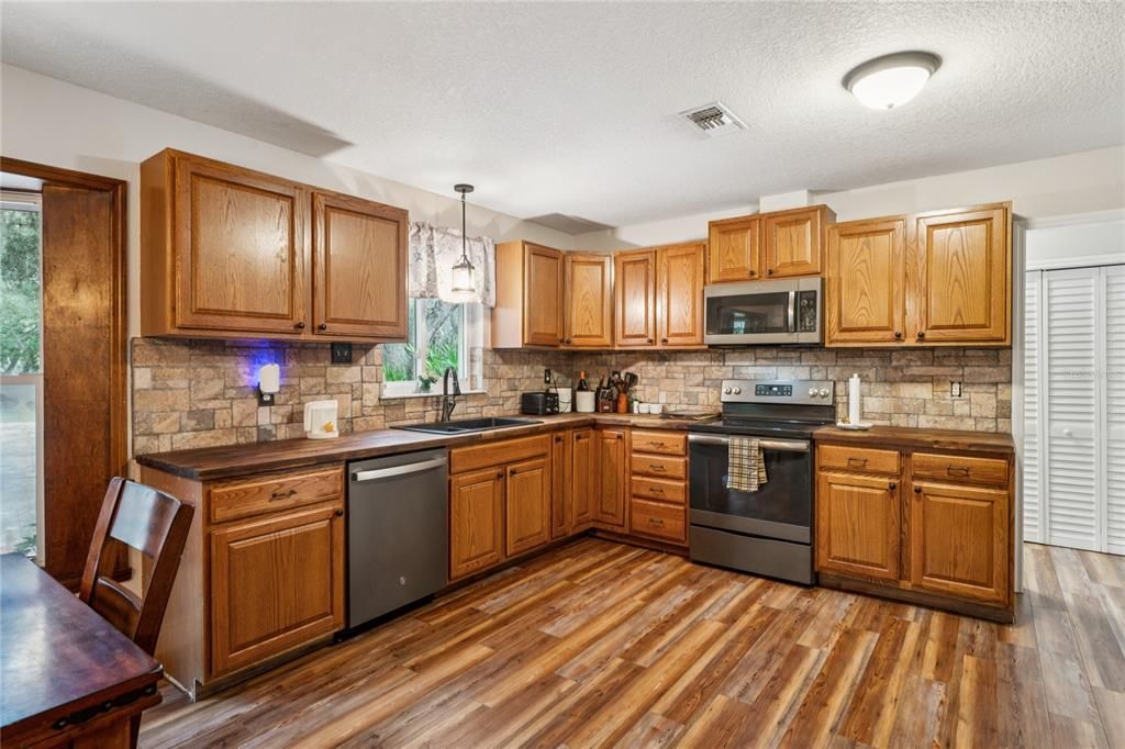 En Venta: $569,900 (3 camas, 2 baños, 1948 Pies cuadrados)