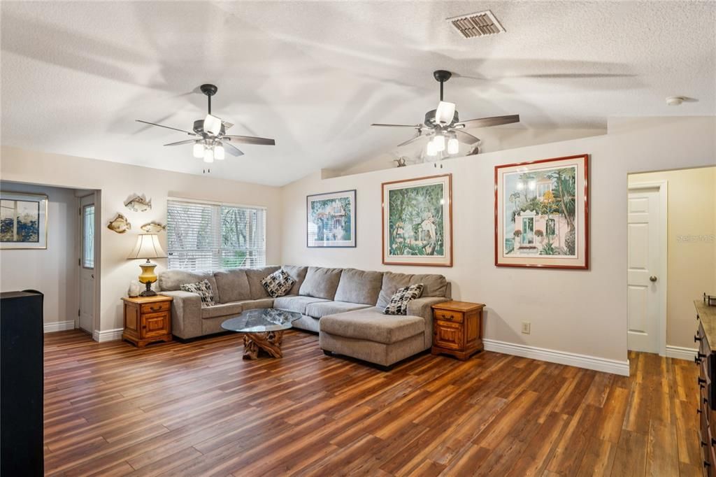 En Venta: $569,900 (3 camas, 2 baños, 1948 Pies cuadrados)