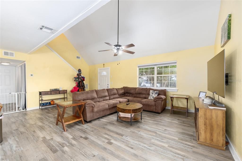 На продажу: $599,900 (3 спален, 2 ванн, 1360 Квадратных фут)