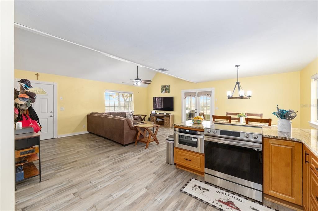 На продажу: $599,900 (3 спален, 2 ванн, 1360 Квадратных фут)