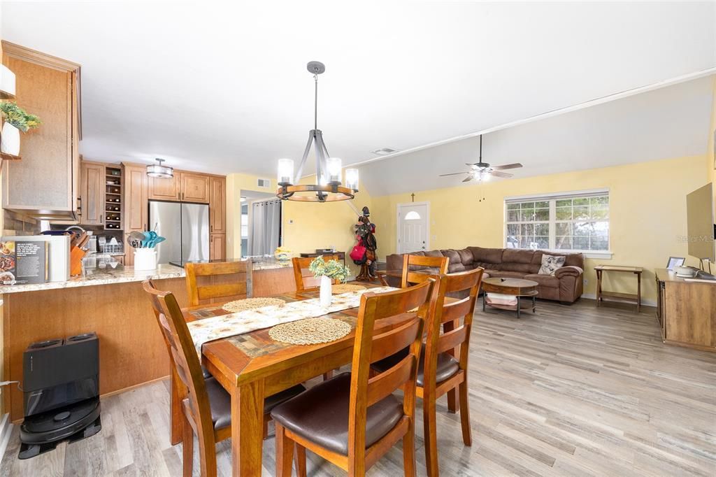 На продажу: $599,900 (3 спален, 2 ванн, 1360 Квадратных фут)