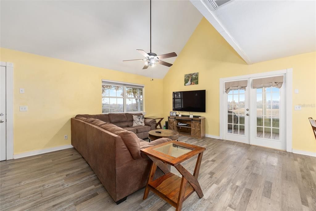 На продажу: $599,900 (3 спален, 2 ванн, 1360 Квадратных фут)