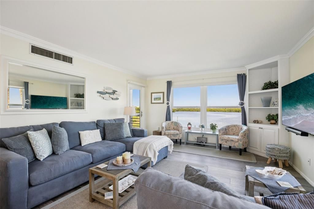 Active With Contract: $625,000 (2 beds, 2 baths, 1376 Square Feet)