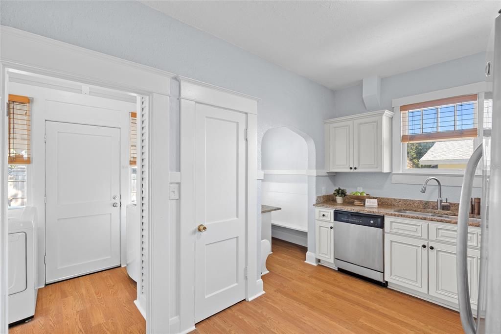 For Sale: $425,000 (3 beds, 2 baths, 1433 Square Feet)