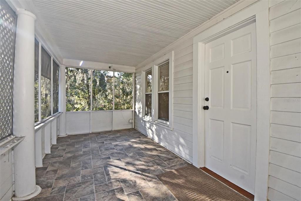 出租: $1,700 (2 贝兹, 1 浴室, 936 平方英尺)