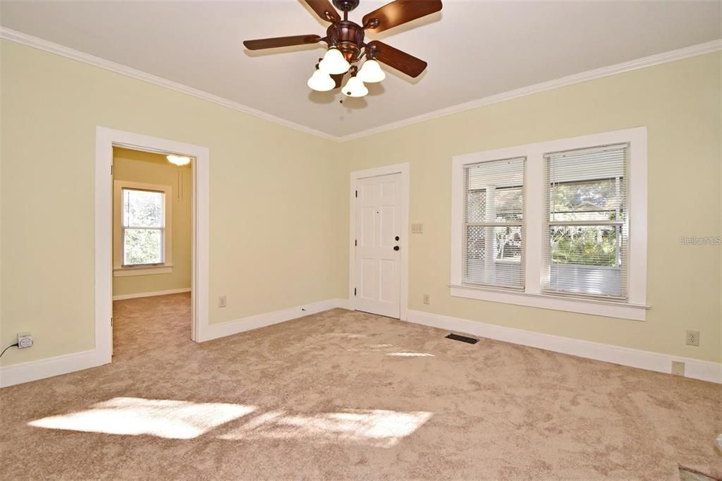 出租: $1,700 (2 贝兹, 1 浴室, 936 平方英尺)