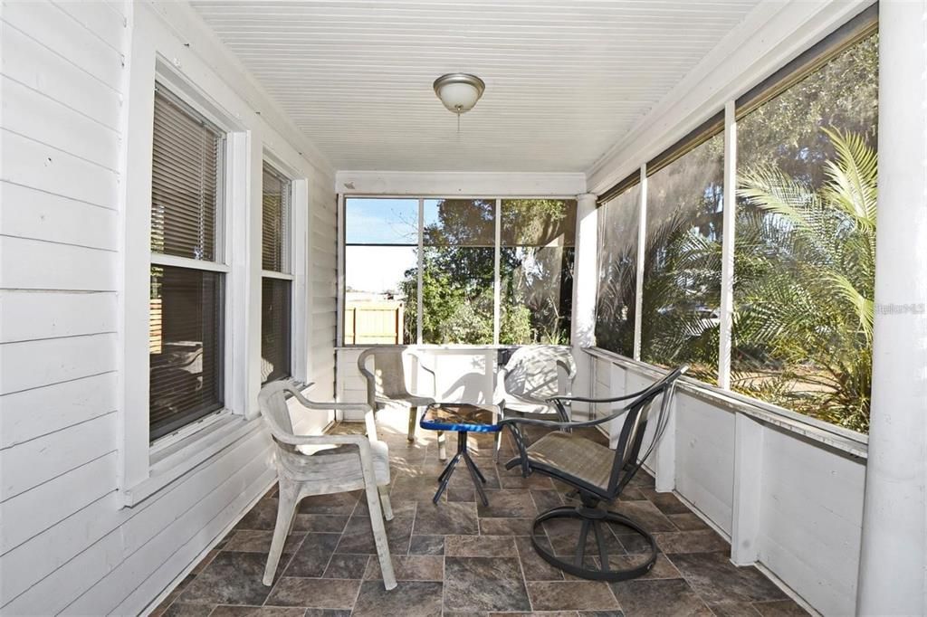 出租: $1,700 (2 贝兹, 1 浴室, 936 平方英尺)