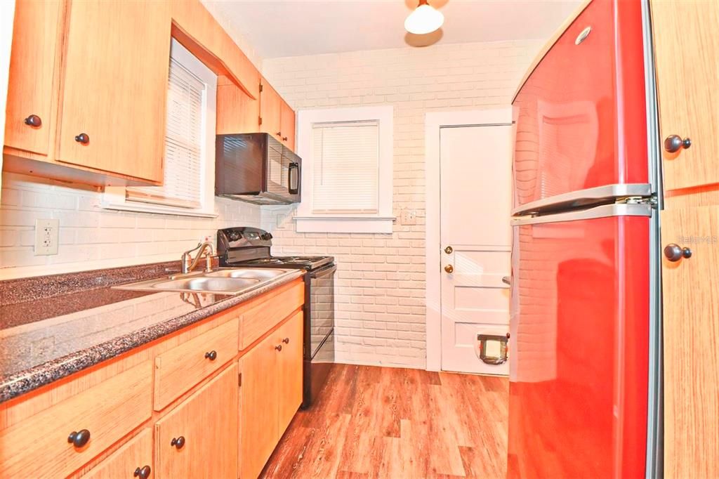 出租: $1,700 (2 贝兹, 1 浴室, 936 平方英尺)