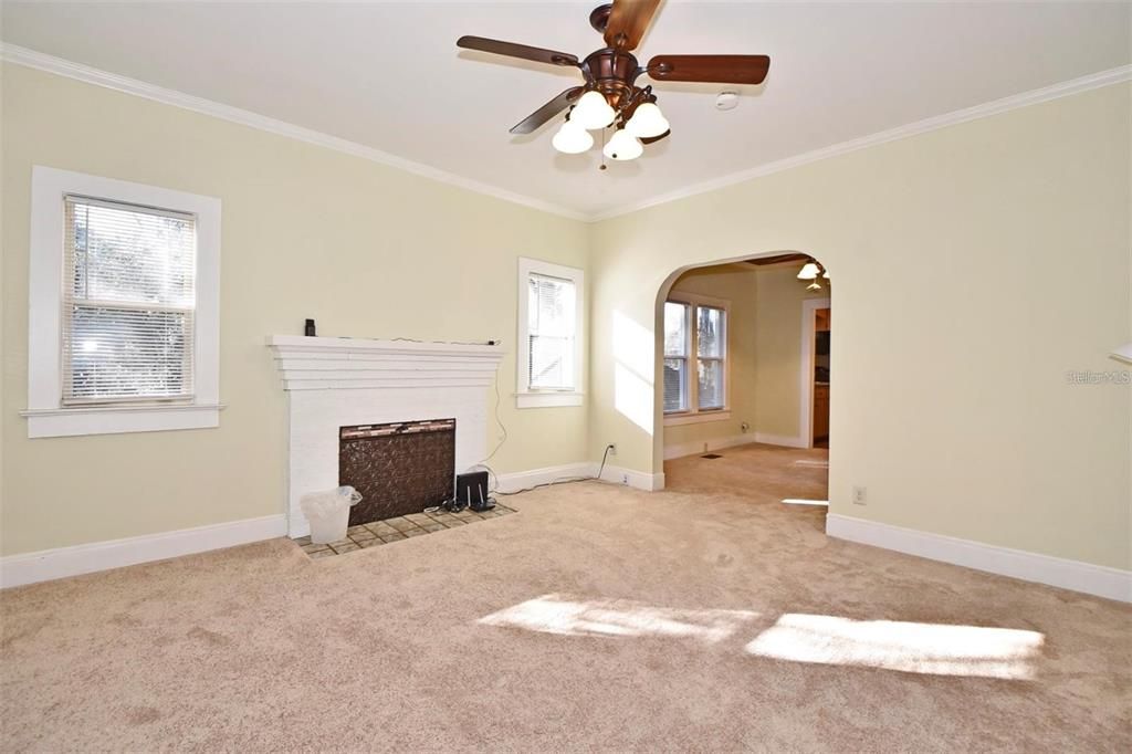 出租: $1,700 (2 贝兹, 1 浴室, 936 平方英尺)