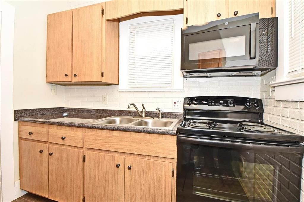 出租: $1,700 (2 贝兹, 1 浴室, 936 平方英尺)