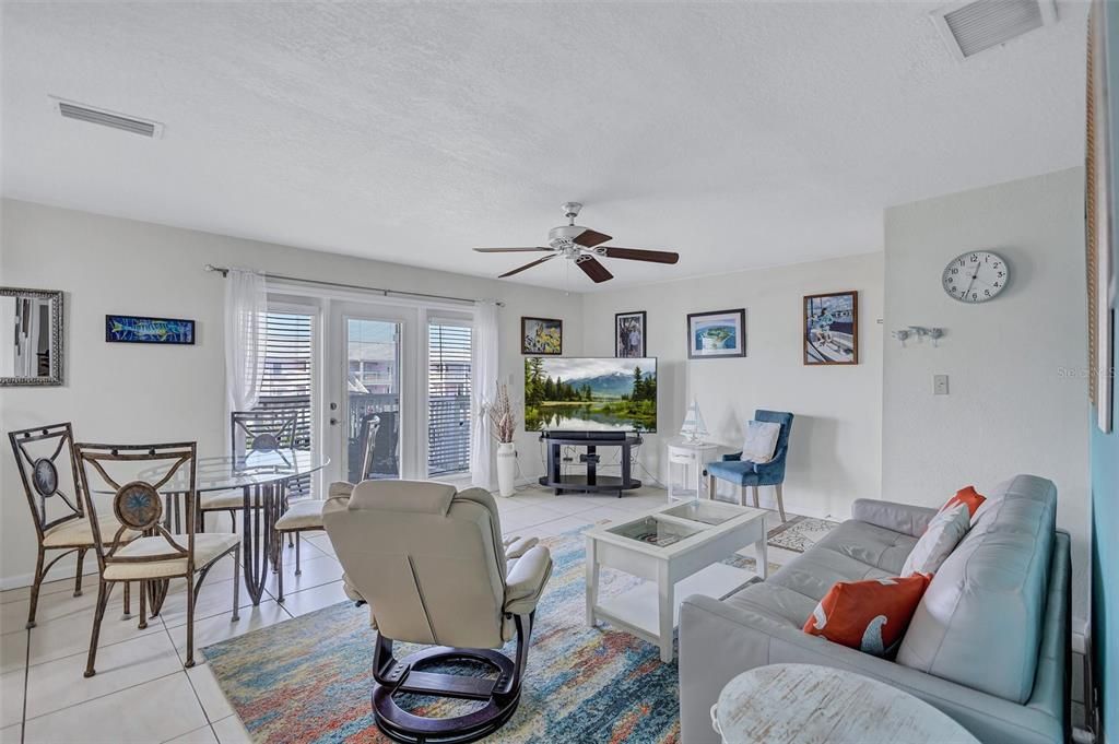 For Sale: $260,000 (2 beds, 1 baths, 774 Square Feet)