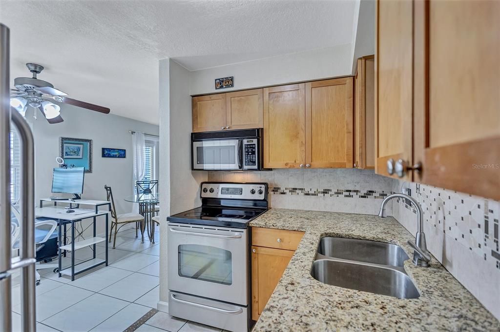 For Sale: $260,000 (2 beds, 1 baths, 774 Square Feet)