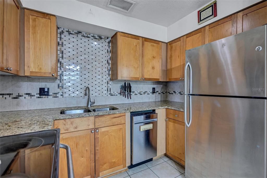 For Sale: $260,000 (2 beds, 1 baths, 774 Square Feet)