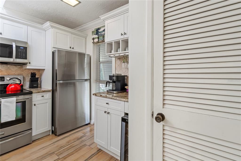 For Sale: $699,000 (2 beds, 2 baths, 1014 Square Feet)