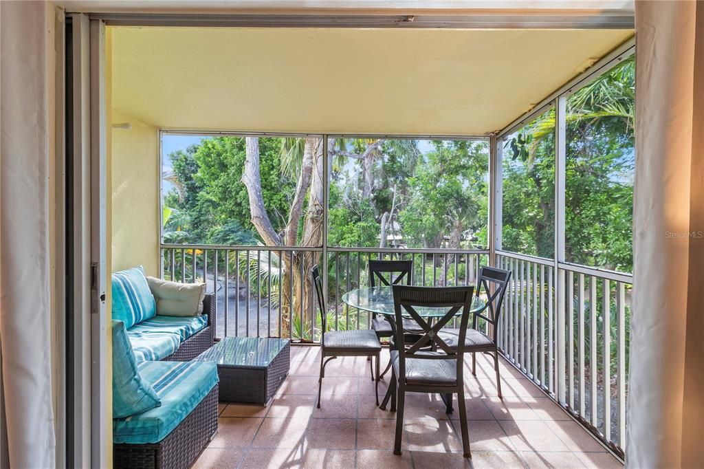 For Sale: $699,000 (2 beds, 2 baths, 1014 Square Feet)