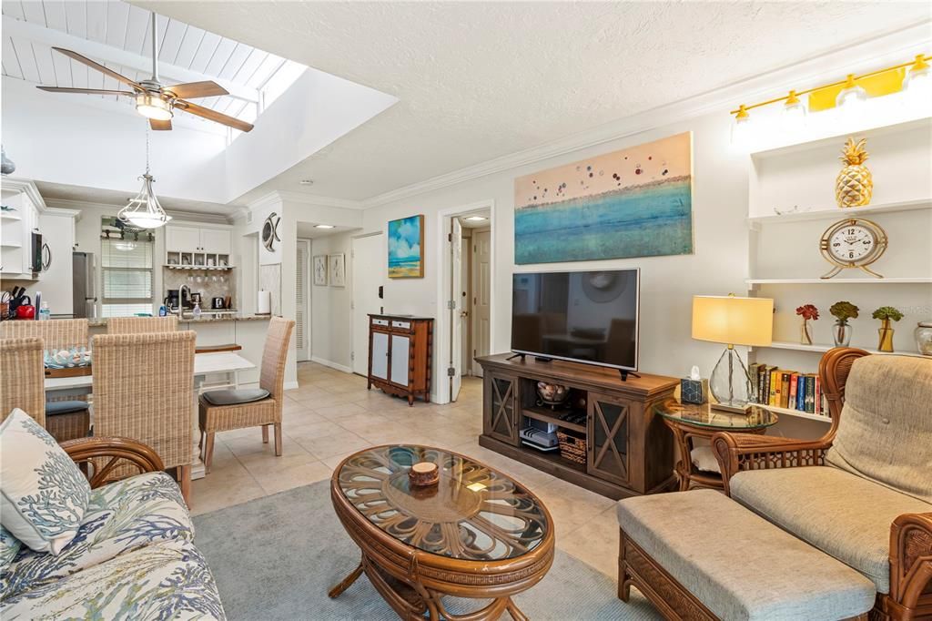 For Sale: $699,000 (2 beds, 2 baths, 1014 Square Feet)