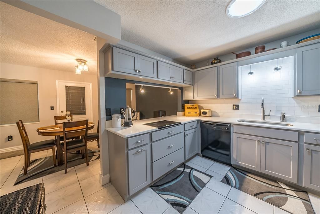 待售: $162,900 (2 贝兹, 2 浴室, 1338 平方英尺)