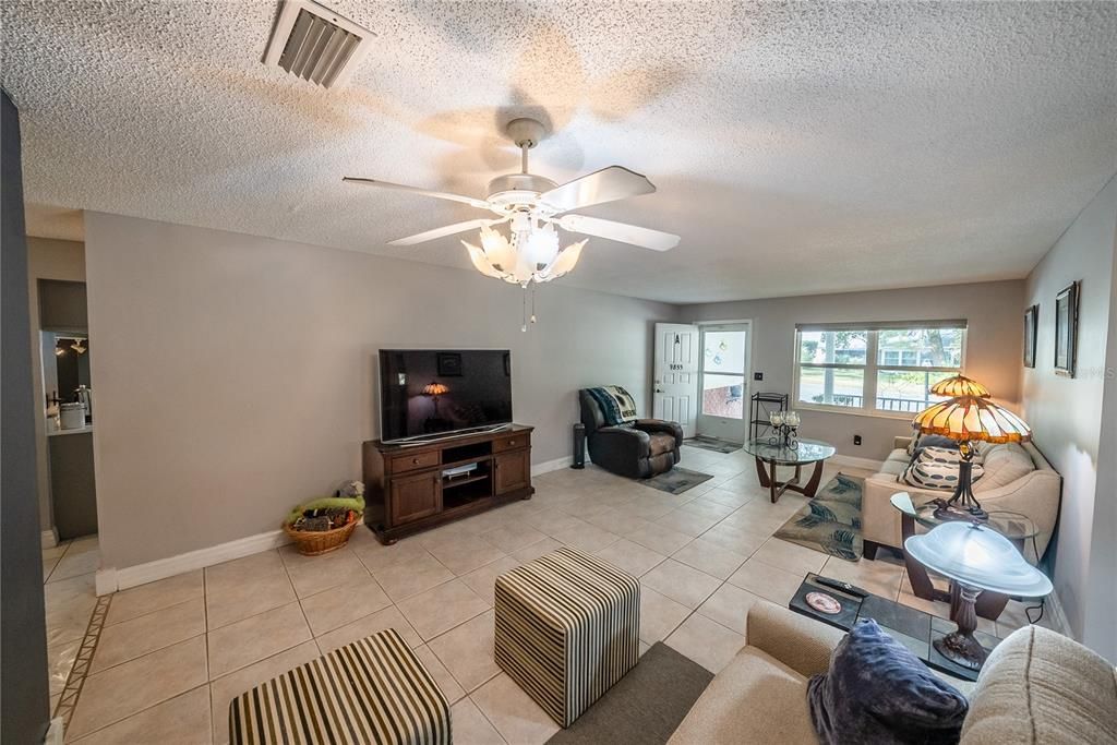 待售: $162,900 (2 贝兹, 2 浴室, 1338 平方英尺)