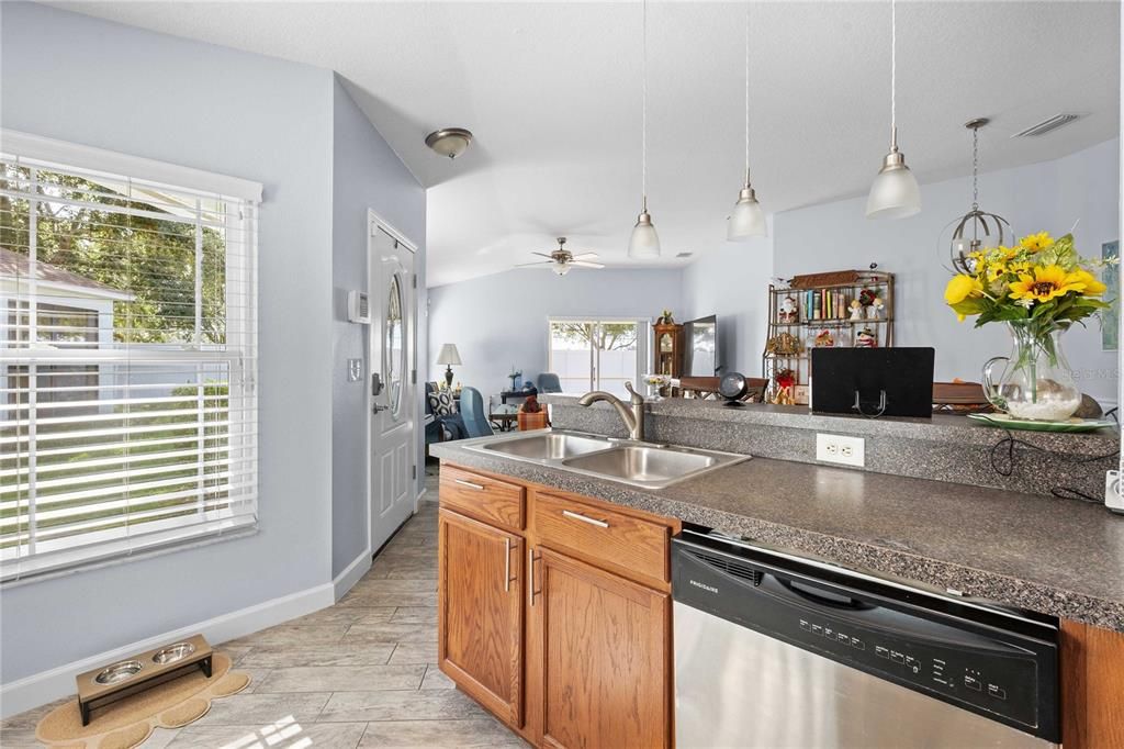 На продажу: $285,000 (2 спален, 2 ванн, 1492 Квадратных фут)