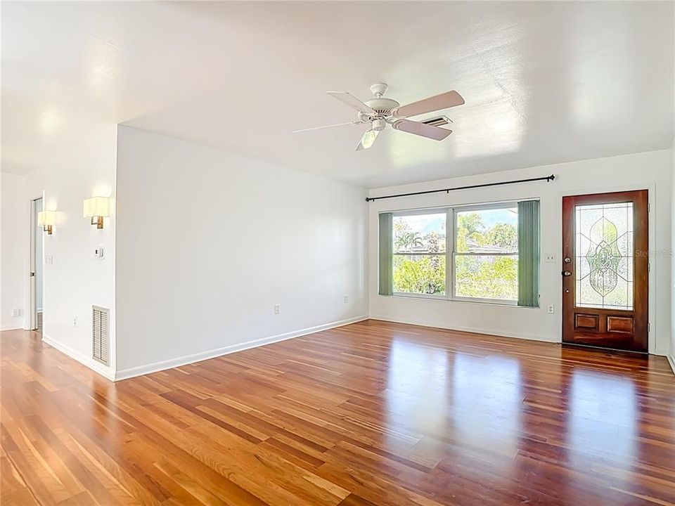 En Venta: $675,000 (3 camas, 3 baños, 2310 Pies cuadrados)