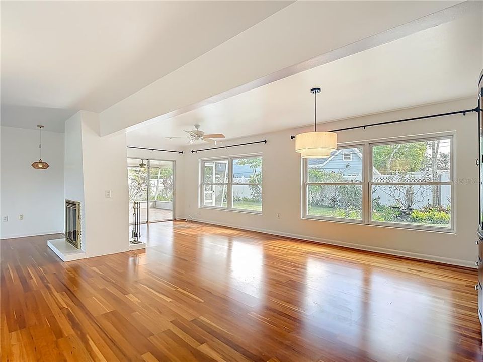 En Venta: $675,000 (3 camas, 3 baños, 2310 Pies cuadrados)