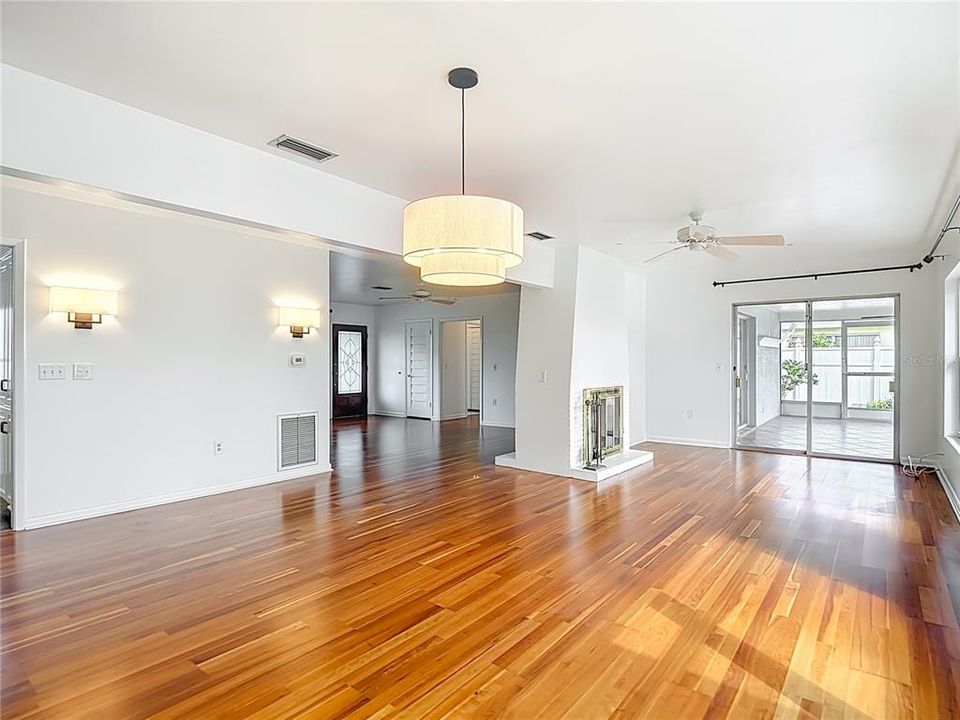 En Venta: $675,000 (3 camas, 3 baños, 2310 Pies cuadrados)