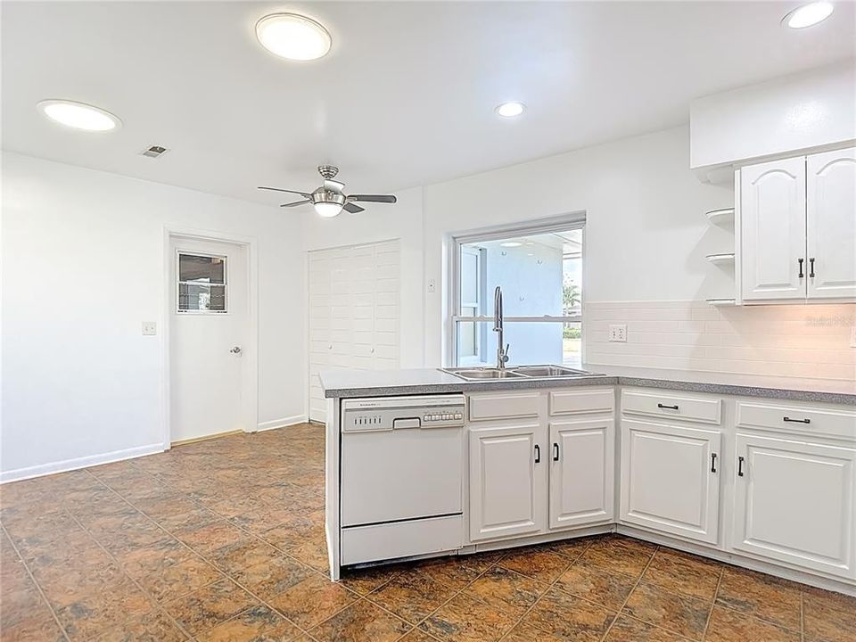 En Venta: $675,000 (3 camas, 3 baños, 2310 Pies cuadrados)