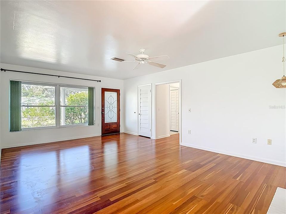 En Venta: $675,000 (3 camas, 3 baños, 2310 Pies cuadrados)